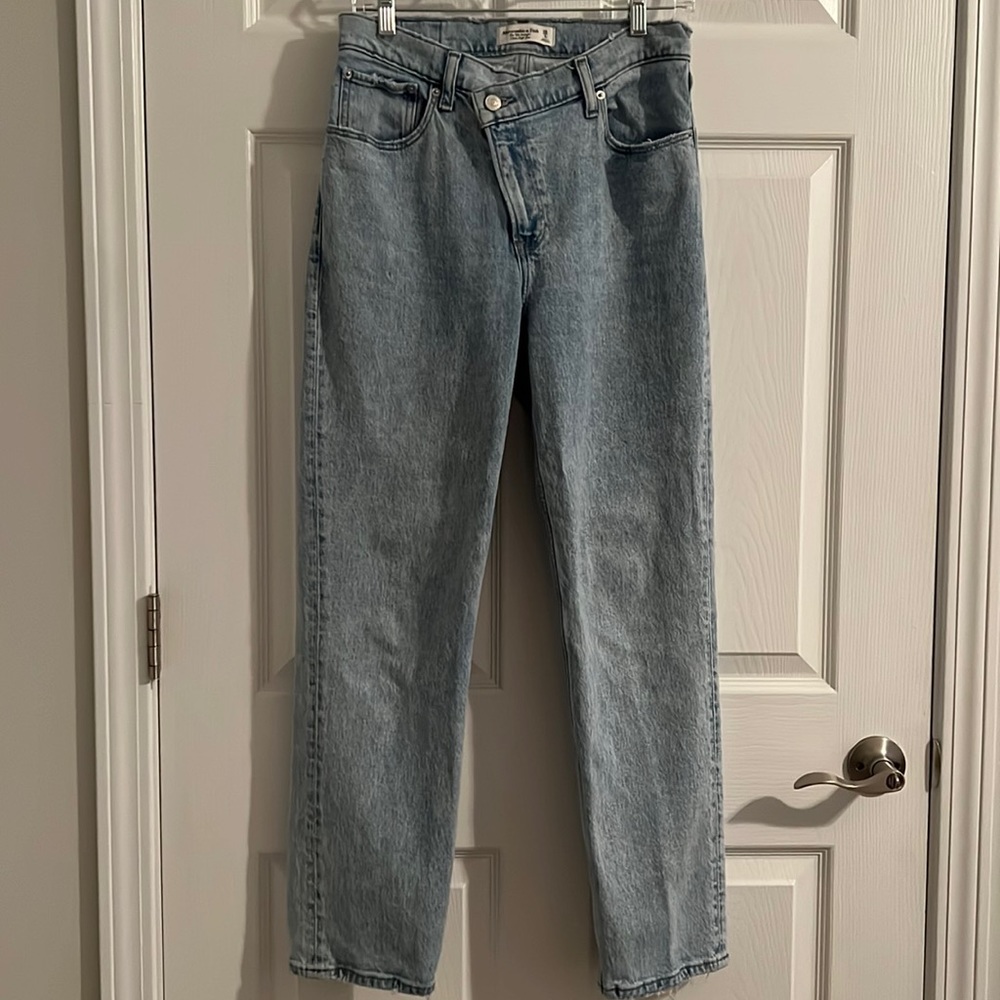 Abercrombie The ‘90s Straight Ultra High Rise Jeans - size 28 (size 6)